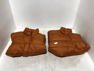 2 X REGATTA QUILTED LIGHT WEIGHT ZIP UP COATS IN ORANGE SIZE: 12 AND 14: LOCATION - B6