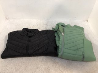 2 X REGATTA LIGHT WEIGHT NON HOODED ZIP UP JACKETS IN BLACK AND GREEN SIZE: 12: LOCATION - B7