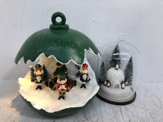 2 X ASSORTED ITEMS TO INCLUDE SANTA EXPRESS PRE LIT CHRISTMAS SCENE IN RESIN BAUBLE: LOCATION - B7