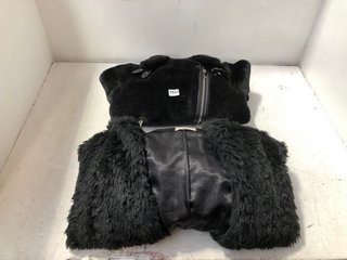 2 X ASSORTED WOMENS COATS TO INCLUDE VINTAGE BOUTIQUE COLLECTION FLUFFY OPEN COAT IN BLACK SIZE: 8: LOCATION - B17