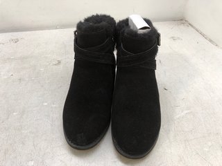 EMU AUSTRALIA MERAK FLEECE LINED BOOTS IN BLACK SIZE: 7: LOCATION - D3