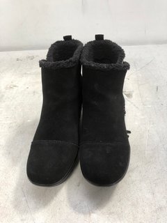 SKECHERS FUR TRIM WEDGE BOOTS IN BLACK SIZE: 6: LOCATION - D4