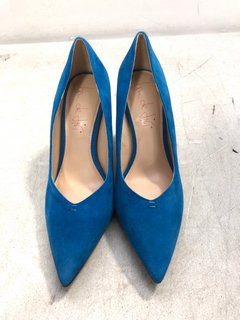 BEU DE LIRI FAUX SUEDE POINTED COURT HEELS IN BLUE SIZE: 6: LOCATION - D4