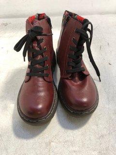 REIKER FAUX LEATHER FLORAL TRIM LACE UP BOOTS IN RED SIZE: 40 EU: LOCATION - D4