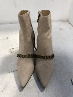 BEU DE LIRI SUEDE CHAIN POINTED BOOTS IN BEIGE SIZE: 6: LOCATION - D4