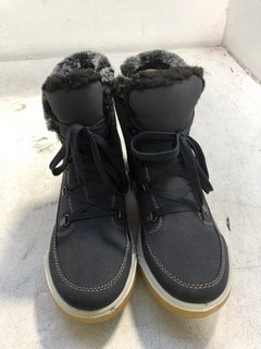 REIKER FLEECE LINED LACE UP SNOW BOOTS IN NAVY SIZE: 40 EU: LOCATION - D4