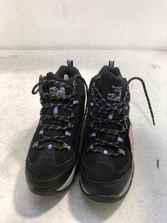 SKECHERS OUTDOOR LACE UP WALKING BOOTS IN BLACK SIZE: 6: LOCATION - D4