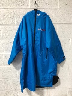 DRYROBE LONG SLEEVE ADVANCED ZIP UP ROBE COAT IN BLUE/BLACK SIZE: L RRP - £165: LOCATION - A1 FRONT