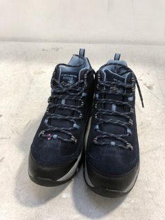 SKECHERS MEMORY FOAM OUTDOOR LACE UP WALKING BOOTS IN NAVY SIZE: 6.5: LOCATION - D4