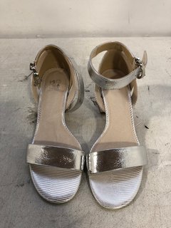 MODA IN PELLE OPEN TOE METALLIC LOOK HEELS IN SILVER SIZE: 7: LOCATION - D5