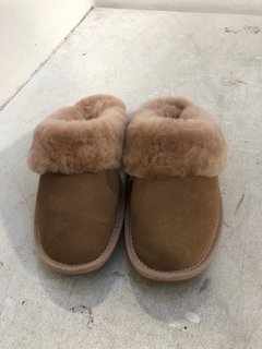 EMU AUSTRALIA NEST SLIPPERS IN BROWN SIZE: 6: LOCATION - D5