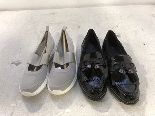 2 X ASSORTED SHOES TO INCLUDE CLARKS NOVA SOL SLIP ON SHOES IN LIGHT GREY SIZE: 4: LOCATION - D5