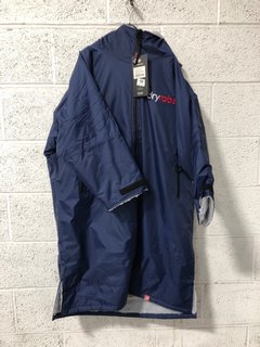 DRYROBE ADVANCE LONG SLEEVE V3 OUTDOOR ROBE COAT IN NAVY/GREY SIZE: S RRP - £149: LOCATION - A1 FRONT