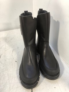 REIKER LEATHER SIDE ZIP UP BOOTS IN BLACK SIZE: 39 EU: LOCATION - D5