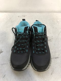 SKECHERS DISCOVER WATERPROOF LACE UP WALKING BOOTS IN BLACK/BLUE SIZE: 5: LOCATION - D5