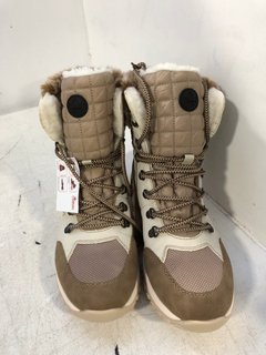 REIKER LACE UP SNOW BOOTS IN BEIGE AND WHITE SIZE: 40 EU: LOCATION - D5