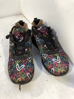 SKECHERS BOB SPORT HEART PRINT LACE UP TRAINERS IN BLACK MULTI SIZE: 8: LOCATION - D5