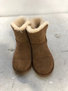 EMU AUSTRALIA SUMMERLANDS FLEECE LINED SLIP ON BOOTS IN TAN SIZE: 4 - 5: LOCATION - D5