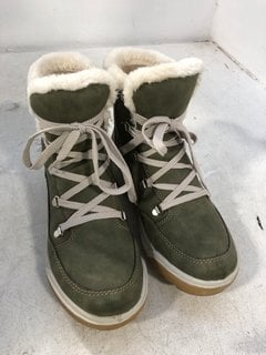 REIKER FLEECE LINED LACE UP SNOW BOOTS IN GREEN SIZE: 5: LOCATION - D5