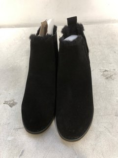 EMU PANU FLEECE LINED SLIP ON BOOTS IN BLACK SIZE: 5: LOCATION - D5