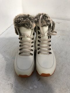 REIKER FLEECE LINED LACE UP SNOW BOOTS IN OFF WHITE SIZE: 5: LOCATION - D5