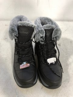 SKECHERS OUTDOOR FLEECE TRIM WALKING BOOTS IN BLACK SIZE: 6: LOCATION - D5