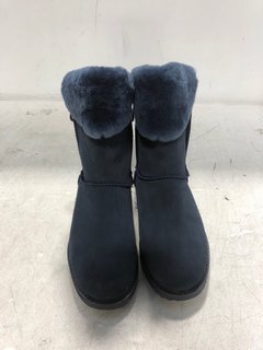 EMU AUSTRALIA BIRDWOOD FLEECE LINED SLIP ON BOOTS IN NAVY SIZE: 7: LOCATION - D6