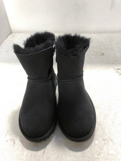 EMU AUSTRALIA SUMMERLANDS FLEECE LINED SLIP ON BOOTS IN BLACK SIZE: 5: LOCATION - D6