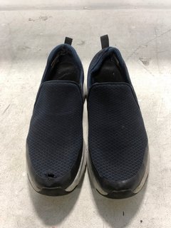 SKECHERS ARCH FIT MESH SLIP ON SHOES IN NAVY SIZE: 8: LOCATION - D6