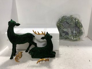 2 X ASSORTED ITEMS TO INCLUDE SET OF 2 VELVET STAG DECORATIONS: LOCATION - D6