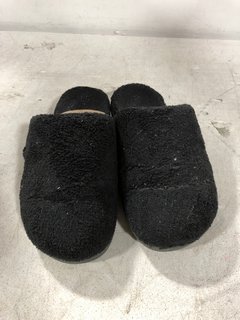 VIONIC GEM TERRY TOWEL SLIPPERS IN BLACK SIZE: 6.5: LOCATION - D7