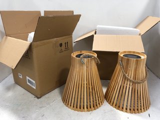 2 X SOLAR WOODEN GARDEN LIGHTS: LOCATION - D8