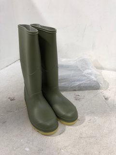 2 X PAIRS OF CHILDRENS BODMIN WELLIES IN GREEN SIZE: 4: LOCATION - D11