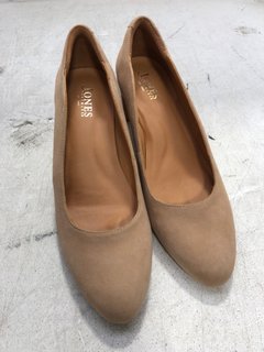 JONES BOOTMAKERS 3302 ZOEY SUEDE SLIP ON HEELS IN BARLEY SIZE: 5: LOCATION - D13