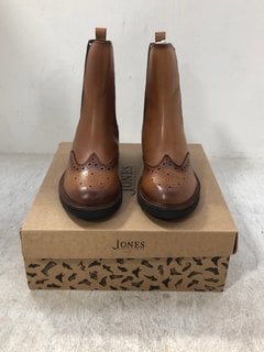 JONES BOOTMAKERS MELROSE EMBROIDERED LEATHER BOOTS IN TAN SIZE: 7: LOCATION - D14