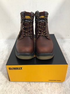 DEWALT TITANIUM STEEL TOE PROTECTIVE WORK BOOTS IN DARK TAN SIZE: 6: LOCATION - D15