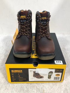 DEWALT TITANIUM STEEL TOE PROTECTIVE WORK BOOTS IN DARK TAN SIZE: 6: LOCATION - D15