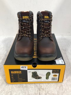 DEWALT TITANIUM STEEL TOE PROTECTIVE WORK BOOTS IN DARK TAN SIZE: 10: LOCATION - D15