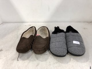 2 X ASSORTED PAIRS OF JOHN LEWIS AND PARTNERS SLIPPERS IN GREY AND BROWN SIZE: 7 - 8 AND 10: LOCATION - D17