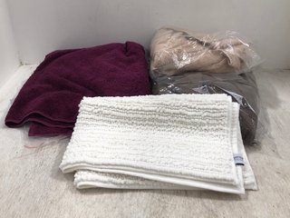 4 X ASSORTED JOHN LEWIS AND PARTNERS BATHROOM ITEMS TO INCLUDE 3 X BATH TOWELS IN VARIOUS COLOURS , BOBBLED BATH MAT IN WHITE: LOCATION - D18