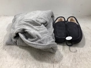 2 X ASSORTED JOHN LEWIS AND PARTNERS ITEMS TO INCLUDE FLEECE LINED SLIPPERS IN NAVY SIZE: 9: LOCATION - D18