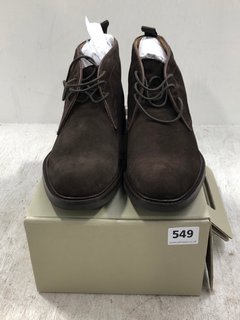 PAIR OF JOHN LEWIS AND PARTNERS MENS SUEDE CHUKKA BOOTS IN BROWN SIZE: 9: LOCATION - D18