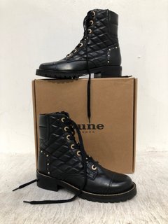 DUNE LONDON 484 PAMPAS QUILTED PEARL EYELET BOOTS IN BLACK SIZE: 6: LOCATION - D1 FRONT