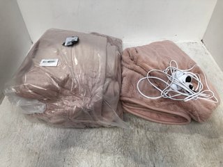 2 X FLEECED ELECTRIC HEATED THROWS IN PINK: LOCATION - D1 FRONT