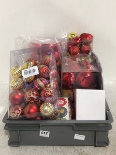 QTY OF ASSORTED CHRISTMAS ITEMS TO INCLUDE QTY OF ASSORTED RED BAUBLE CHRISTMAS DECORATION PACKS: LOCATION - C19