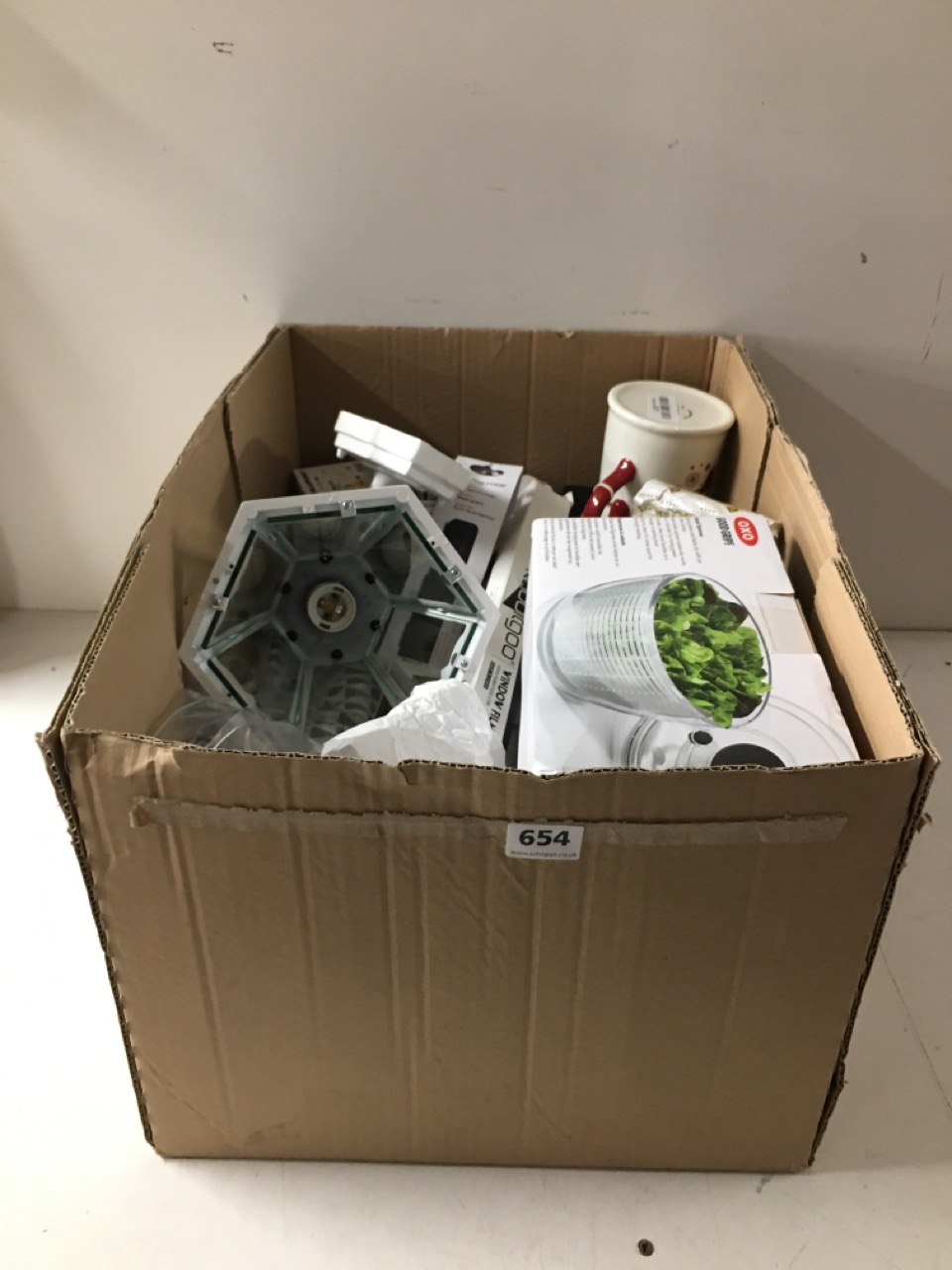 John Pye Auctions BOX OF ASSORTED ITEMS TO INCLUDE WAX LYRICAL FRESH