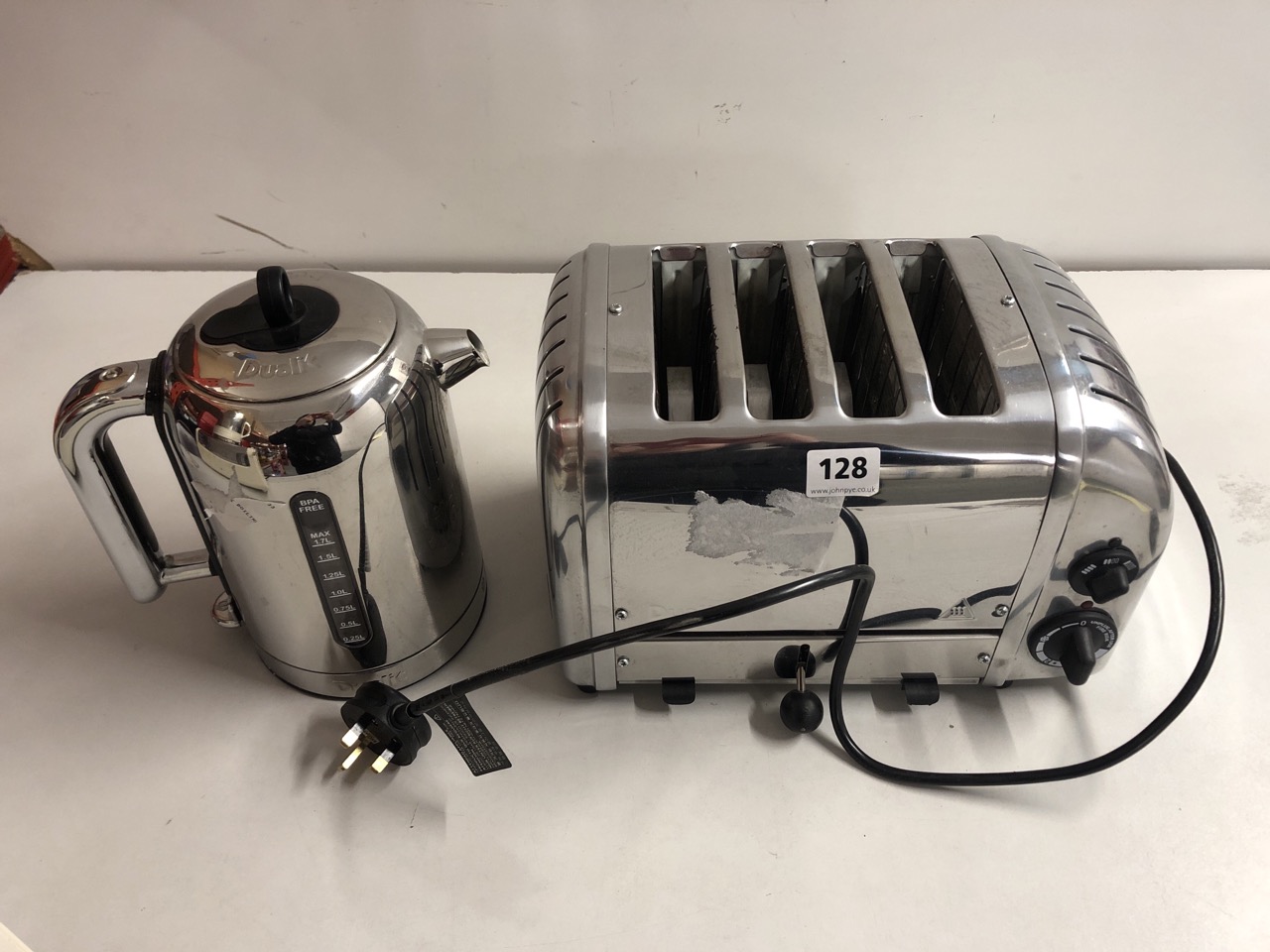 John Pye Auctions DUALIT MATCHING 4 SLICE TOASTER & KETTLE SET