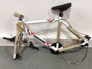 BARRACUDA HYDRUS MENS COMMUTER BIKE IN WHITE RRP £220 - ITEM INCOMPLETE - FRAME AND HANDLEBARS ONLY - VIEWING ADVISED