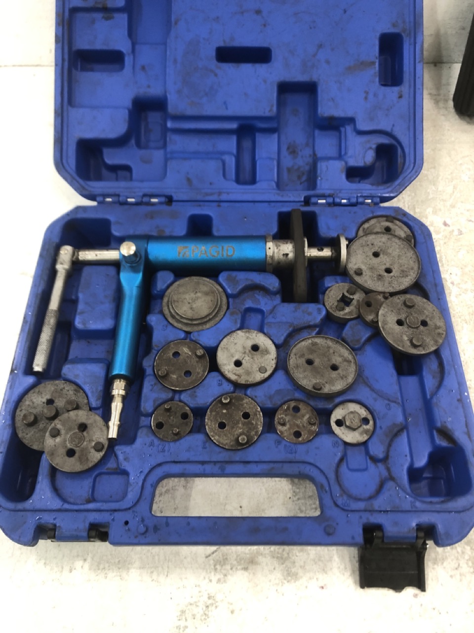 John Pye Auctions 1X PAGID 18 PIECE BRAKE PISTON WIND BACK TOOL SET AND DYNOMEC LOCKING WHEEL