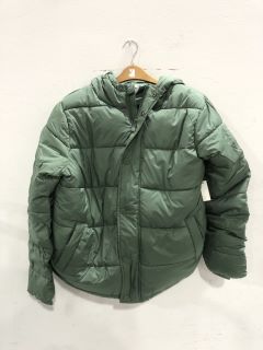 A QUANTITY OF ASSORTED MENS WOMENS CLOTHES TO INCLUDE  GREEN PUFFER JACKE SIZE LARGE AND MENS GREY FLEECE JACKET SIZE SMALL RRP £350  (CAGE NOT INCLUDED)